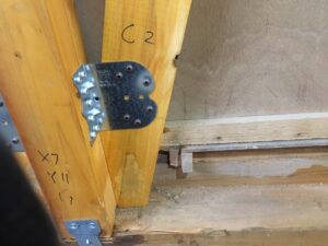 〈耐震補強工事〉柱脚部　筋交い接合金物を取付。