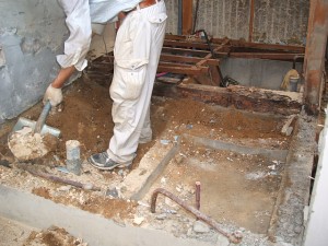 内部の土を掻き出し、土間コンクリートを施工して床下の通気を確保します。