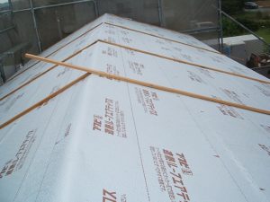 ⑮-4 《屋根工事》断熱性を上げるため、遮熱ルーフシートを施工。