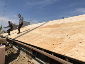 〈屋根工事〉合板を施工し新たな屋根下地が完成。