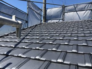 屋根は耐久性、音対策、本宅とのバランスを考慮して銀色の瓦です。<br />
やはり瓦は万能です。