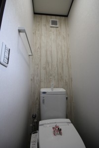 トイレ正面の壁は木目のクロスです。
