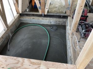 〈浴室〉ユニットバス下部は、その重量を支える為と湿気対策の為に防湿コンクリートを打設。