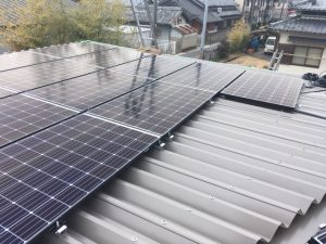 屋根上にQCELLS社製の太陽光発電パネル（6.6KW）を設置。