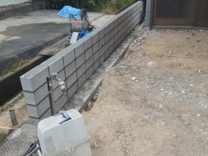 倒れかけている柵板土留めもあり状態が悪かったので、コンクリートブロック造の土留めを施工しました。