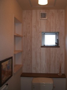 トイレの窓がベランダ側にあった為、ふさいでニッチにして、別に新しく窓をつけました。補修のためにカウンターの上部だけ白い木目の壁紙を選びました。