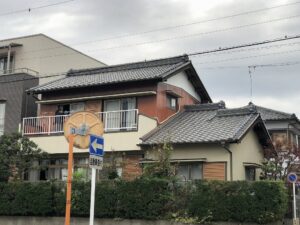 工事前の外観です<br />
屋根の瓦は特に問題が無かったため、簡単な補修のみ行いそのまま利用させて頂きました