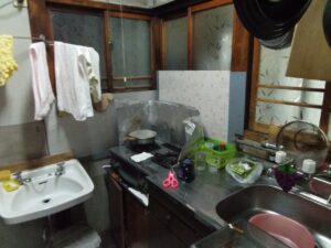 リフォーム前のキッチンです<br />
建てた時から一度も手を入れておらず、周囲にガラスが多いため危険でさらに油汚れの掃除が大変でした      <br />
<br />
