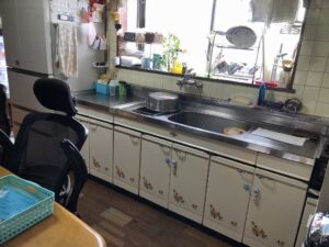 リフォーム前のキッチンです<br />
大きく傷んでいたわけでは無かったですが使いにくさが気になっていました