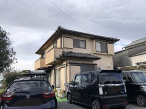 リノベーション前の外観です <br />
ぱっと見は問題ありませんがコーキング目地は切れてしまっており、基礎上や北面は細かい亀裂やカビが発生しておりました<br />
やはり年数の経ったサイディングはメンテナンスの必要があります<br />
瓦はとても良い仕事がしてあり特に問題はありませんでした<br />
          <br />
