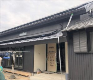 屋根も含めて古い外装を全て撤去。屋根は洋瓦桟葺きに、外壁はガルバニウム成型鋼板に施工。