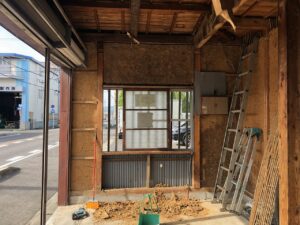 元々店舗だった部分を一度解体し基礎から作り直します<br />
