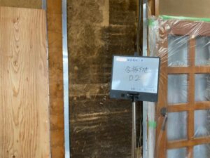 仕上げの化粧合板を解体した様子です<br />
補強を行うため、柱･土間･梁などの構造材が見える状態にします<br />
写真は土壁が見えていますが、土壁にも強度があり、断熱性や調湿性にも優れているため、あえて解体はせずに残して構造用合板にて補強する事が多いです