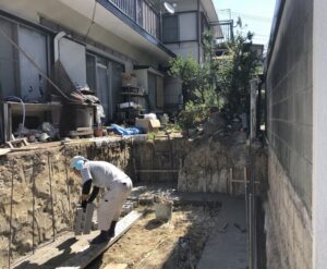 庭を駐車場に。大きな石が沢山あり造成作業は苦労しました。