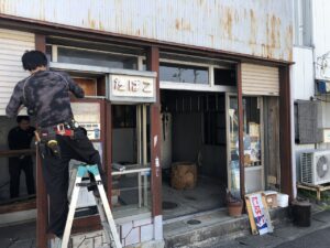 店舗部分を解体していきます 正面が全てガラスで不安でした  