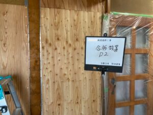 構造用合板による補強の様子です<br />
柱との隙間に見えているようにアルミのアングルにて取付をします<br />
取り付け方や使用するビス、ビスのピッチなど全て決まっています