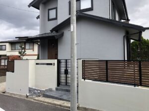 リノベーション後の玄関廻りです<br />
すっかりモダンになりました<br />
