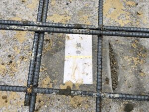 地鎮祭の際に預かった「鎮物」を基礎に埋めます<br />
鎮物（しずめもの）とは、地鎮祭の際に土地の神様を鎮めるために地中に埋めるもので、工事の安全や生活の平安を祈願するものです