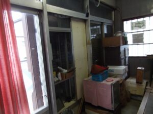 店舗部分のガラスです ここに基礎から立ち上げ外壁を作ります
