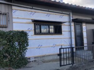 リフォーム中のキッチンの窓を外部から見たところです<br />
窓の交換に合わせて外壁トタンを張替えました<br />
<br />
