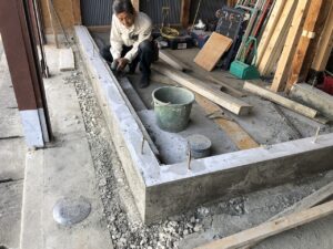解体した部分に新しく基礎を作ります