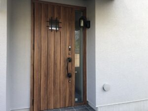 玄関ドアも交換しました<br />
木目調の重厚な玄関ドアになりました<br />
外壁の解体が必要ないカバー工法という施工方法です<br />
