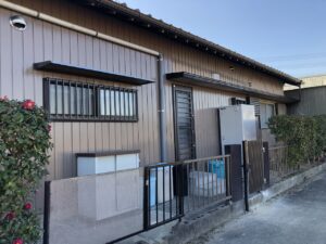 リフォーム後の外壁です<br />
ガルバニウム鋼板に張り替えました<br />
基本的には今後のメンテナンスは必要無くなります<br />
分かりにくいですがガス給湯器をやめてエコキュートを設置しました<br />
IHコンロと合わせてオール電化としました<br />
