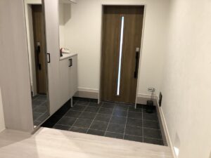 リノベーション後の玄関ホールです<br />
グレイッシュな内装に仕上がりました<br />
