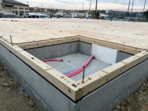 土台工事です 根太を使用しない剛床工法を採用しています<br />
手前の空いている部分にはユニットバスが設置されます