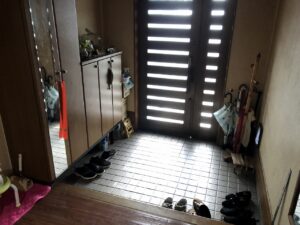 リノベーション前の玄関ホールです<br />
どことなく暗い印象がありました