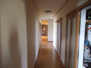 廊下です。玄関と部屋からあかり、風をしっかりと取り込むことができるので明るく風通しの良い廊下になりました。