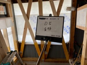 新しく作った基礎に筋交い等で補強しながら新しく壁を立ち上げます