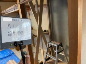 たすき掛けの筋交い全体の様子です<br />
こちらは耐震補強と言えば<筋交い>というくらい代表的な補強方法です<br />
筋交いには柱頭、柱脚にそれぞれ筋交い金物を取付けます