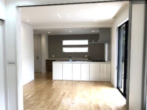 リノベーション後のキッチンです<br />
キッチンは元々違う場所にあったのですが対面キッチンにしました<br />
クリナップのステディアです