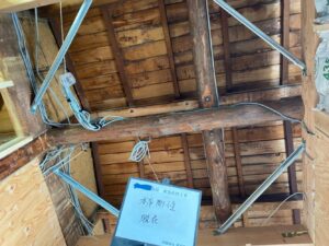 リフォーム個所の天井裏には必要に応じて火打ちを取り付けます<br />
火打ちは建物の水平剛性を高めてくれます<br />
<br />
