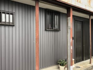 先ほどのガラス部分は新しく上部な外壁として生まれ変わりました