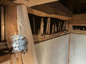 筋交い金物です<br />
たすき掛けの場合はこの金物が4つ必要です