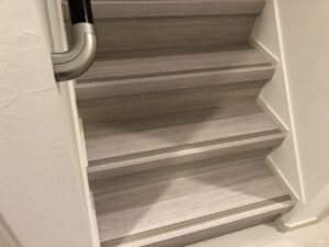 階段も白くしました <br />
表面をカバーするリフォーム階段という商品を使用しています<br />

