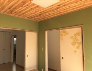 和室の天井は杉の源平無垢板です。壁色・柄付きの襖とセンス良くまとまっています。<br />

