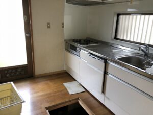 リノベーション前のキッチンです<br />
この場所はパントリーとなります