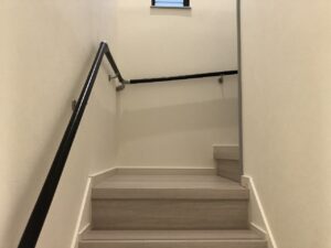 手すりも取り付けました<br />
あえて黒にすることでメリハリを付けました<br />
<br />
