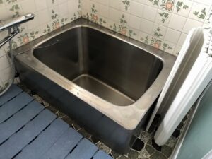 リフォーム前の浴室（在来工法）です<br />
タイル張りで寒く、目地の掃除が大変でした