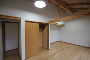 お子さまのお部屋です。年頃を迎えるとそれぞれのお部屋が欲しくなるものです。そんなお声に応えるべく、部屋の真ん中で仕切りを設けられる造りにしています。