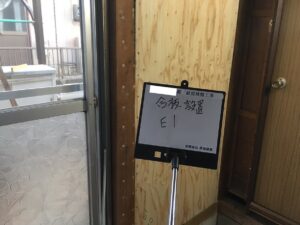 〈耐震補強工事〉構造用合板を設置。　工法：真壁「上下あき」アルミ材下地