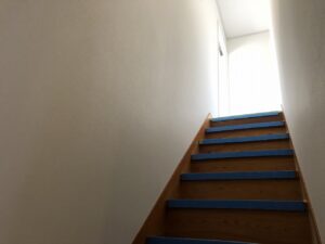 工事後の階段です<br />
2階のリビングに取り付けた室内窓から光を採り入れ、<br />
さらに壁が白くなった事で大変明るくなりました