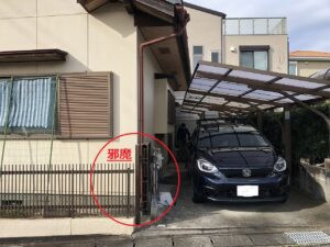 工事前のカーポートです<br />
高さが低くて車を柱側に寄せて停められず困っていました<br />
また車の出入りの際に伸縮門扉とフェンスの一部、ブロックの一部が邪魔になっていました