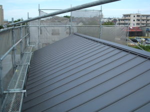⑮-5 《屋根工事》縦平ガルバニウム鋼板を葺き完成。