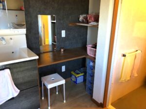 リフォーム後の脱衣室です<br />
洗面台横にお化粧スペースとしてカウンターを造らせていただきました<br />
