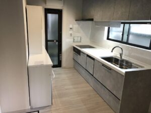 リノベーション後のキッチンです<br />
落ち着いた雰囲気にまとまってます<br />
<br />
