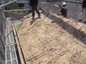 ⑮-1 《屋根工事》既設の土葺きの日本瓦を撤去し、縦平鋼板葺きに変更。始めに葺き土を撤去。